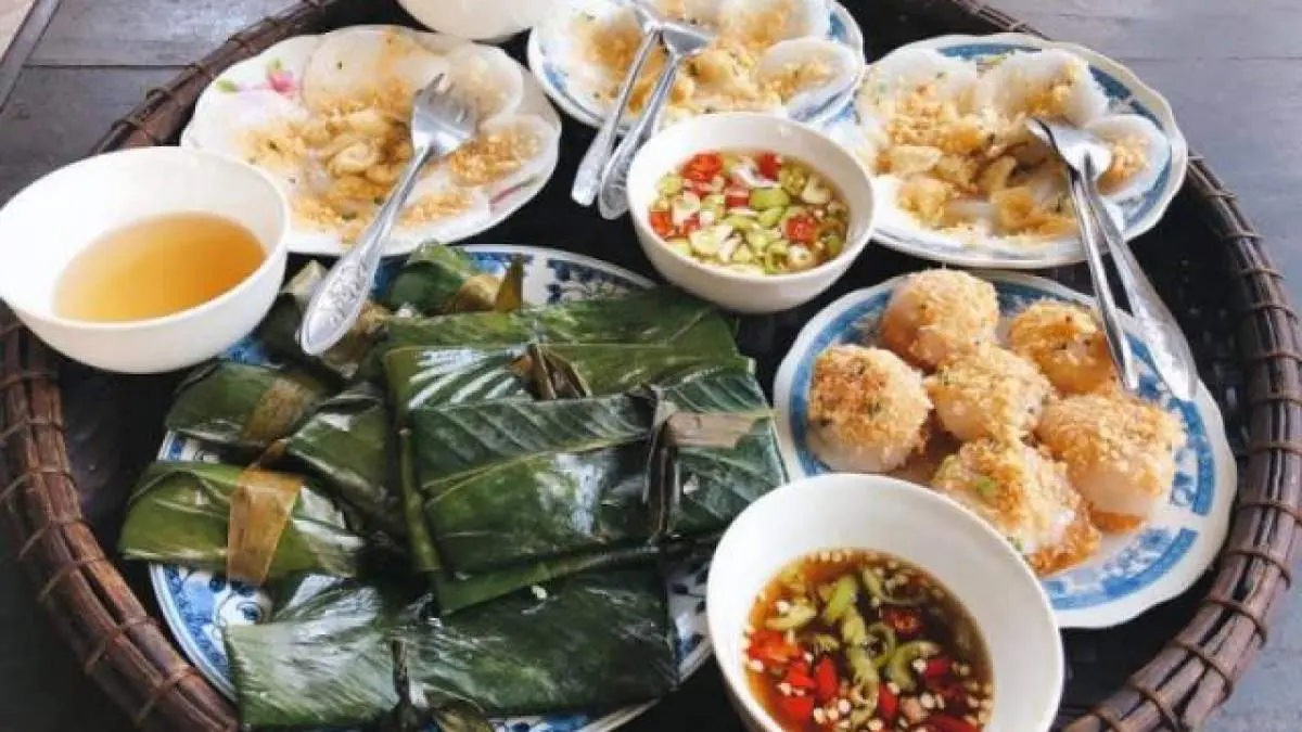Thưởng thức đặc sắc ẩm thực truyền thống Huế tại qu&aacute;n b&aacute;nh Mụ Đỏ 3