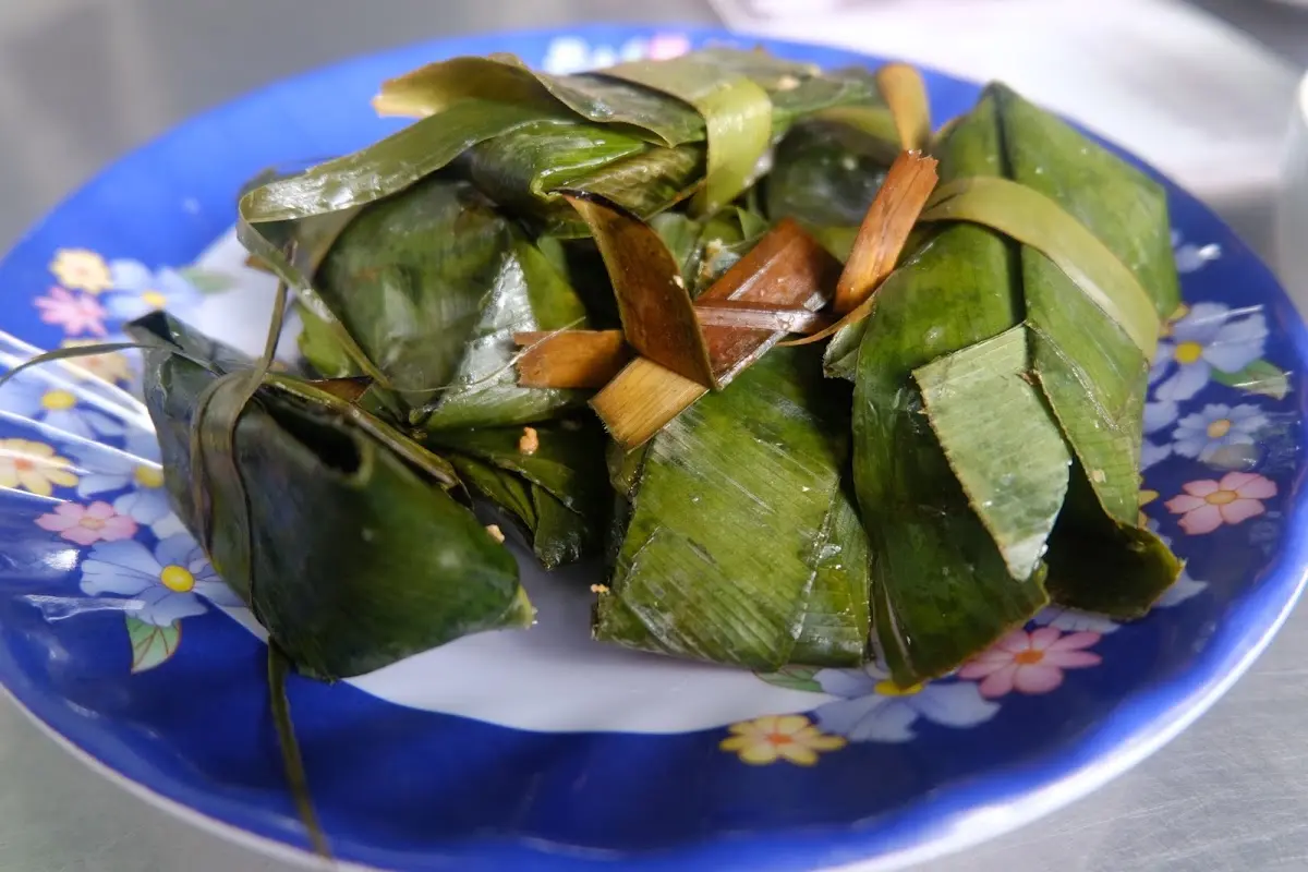 Thưởng thức đặc sắc ẩm thực truyền thống Huế tại qu&aacute;n b&aacute;nh Mụ Đỏ 6