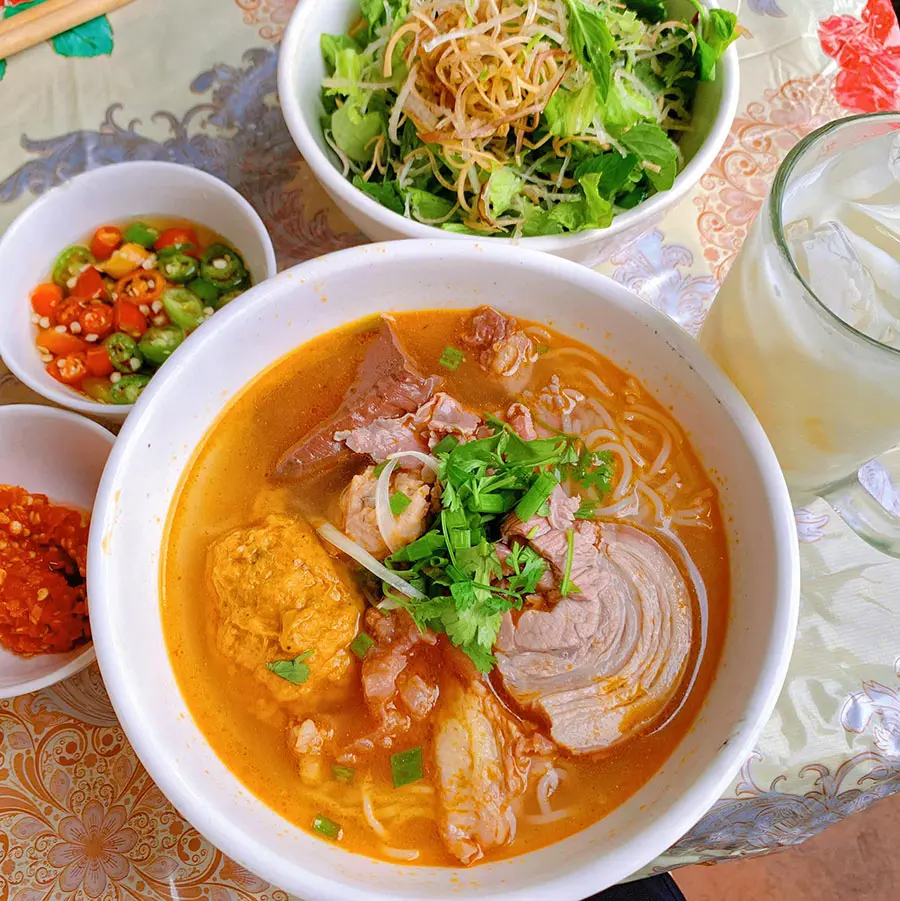 Tổng hợp những m&oacute;n ăn s&aacute;ng Huế d&acirc;n d&atilde; m&agrave; kh&ocirc;ng k&eacute;m phần thơm ngon 2