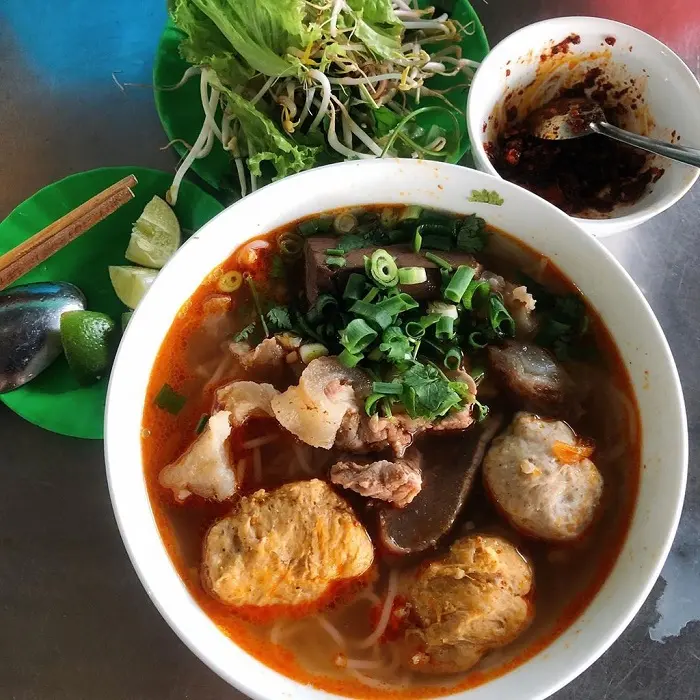 Top 7 qu&aacute;n b&uacute;n b&ograve; Huế ngon cho&aacute;ng v&aacute;ng qu&ecirc;n lối về khiến ai ăn cũng nhớ 6