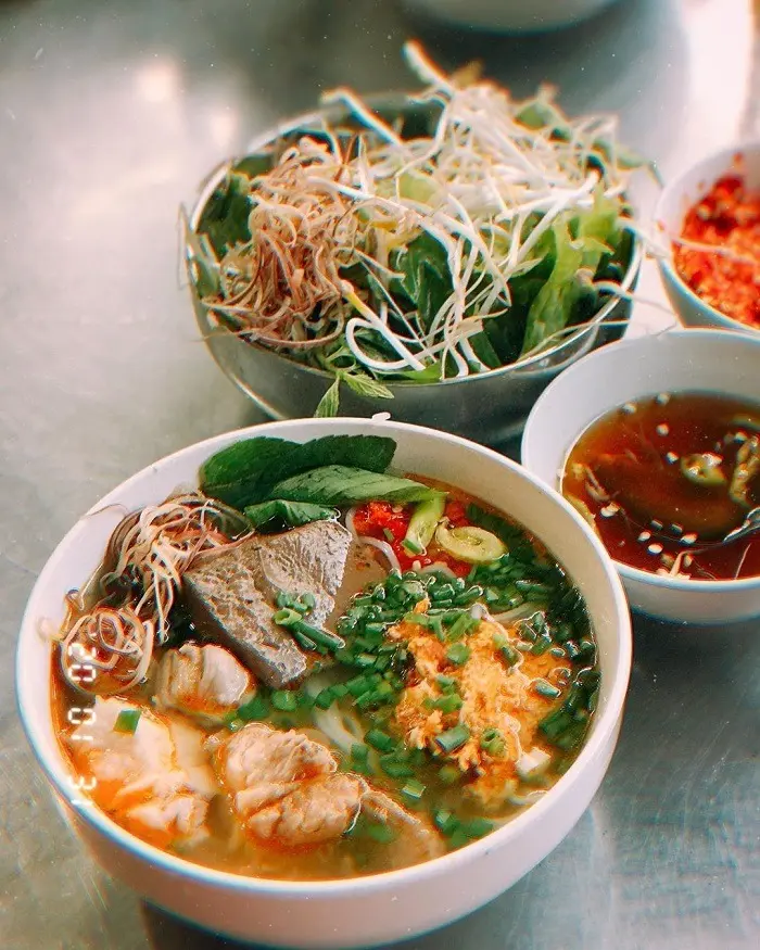 Top 7 qu&aacute;n b&uacute;n b&ograve; Huế ngon cho&aacute;ng v&aacute;ng qu&ecirc;n lối về khiến ai ăn cũng nhớ 9