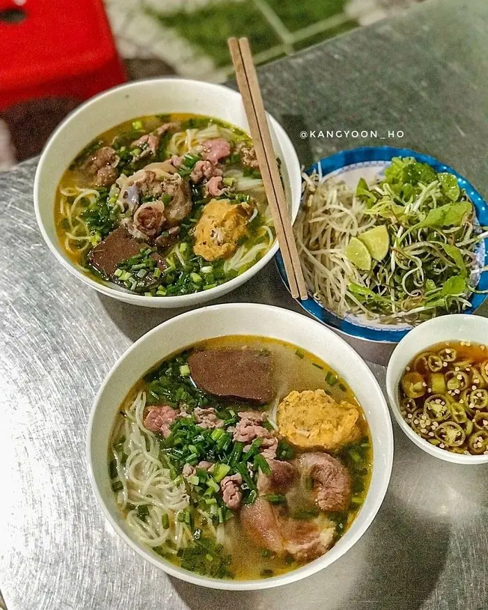 Top 7 qu&aacute;n b&uacute;n b&ograve; Huế ngon cho&aacute;ng v&aacute;ng qu&ecirc;n lối về khiến ai ăn cũng nhớ 11