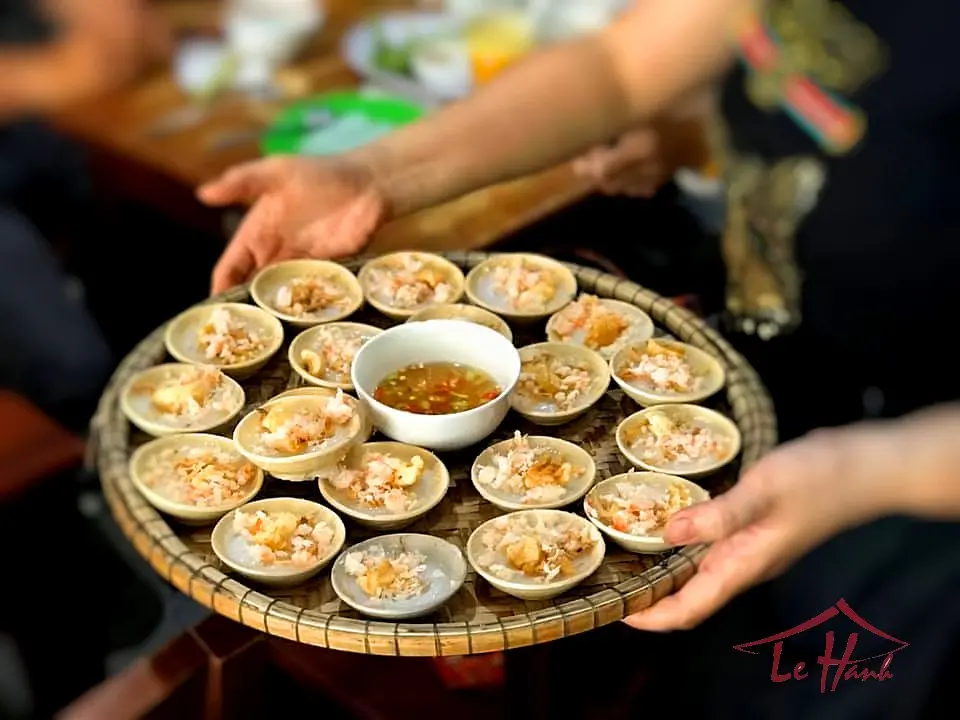 Về Cố đ&ocirc;, nhớ gh&eacute; qu&aacute;n b&aacute;nh kho&aacute;i Hạnh để thưởng thức hương vị xứ Huế khiến du kh&aacute;ch xi&ecirc;u l&ograve;ng 10