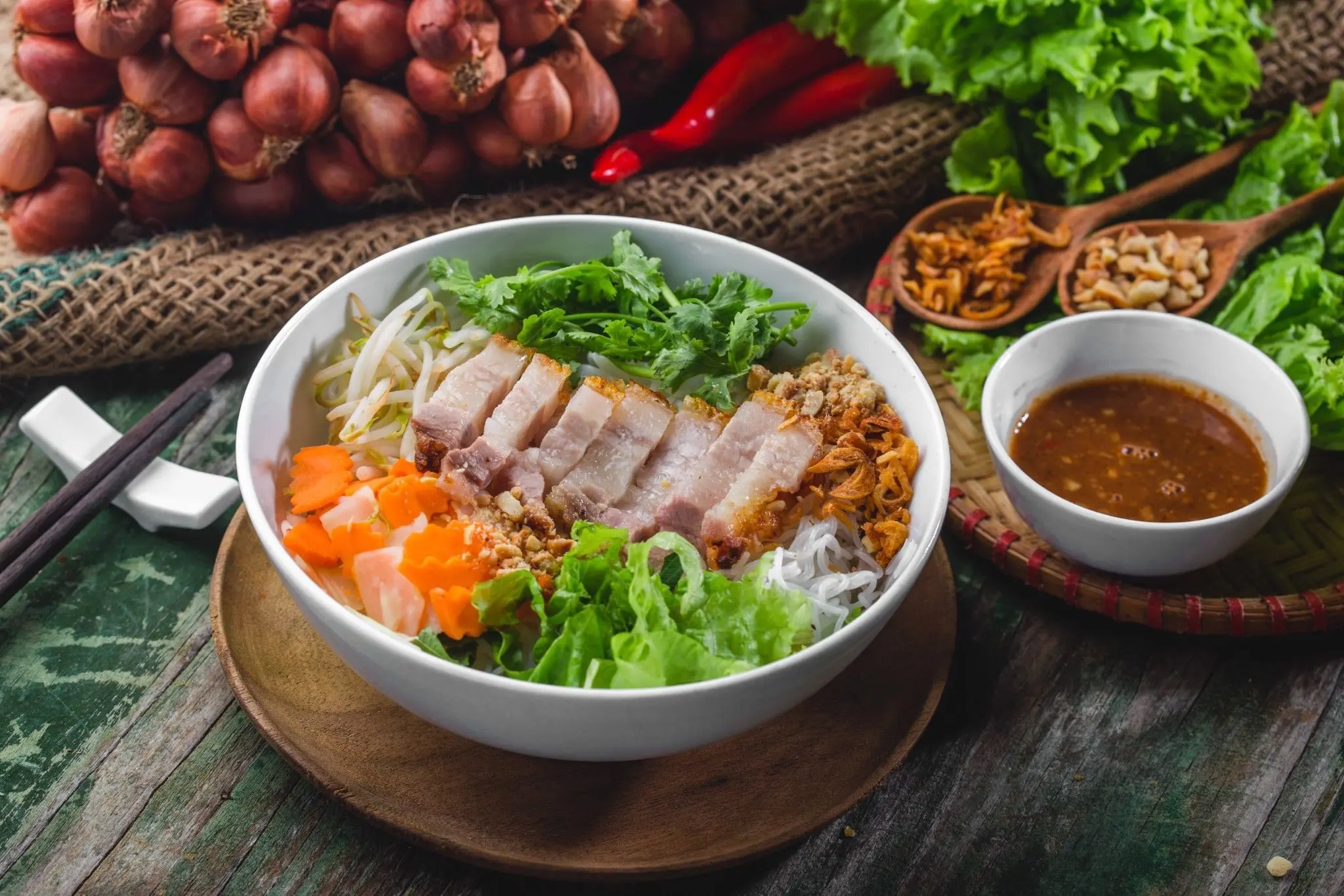 Ghé đến xứ sở mộng mơ quẹo ngay 4 quán bún mắm nêm ngon ở Huế