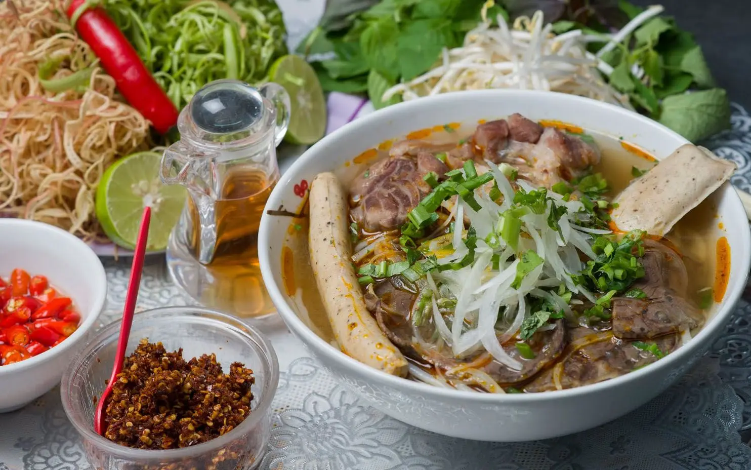 Quán bún bò Huế chỉ bán vào ban đêm rất đặc sắc