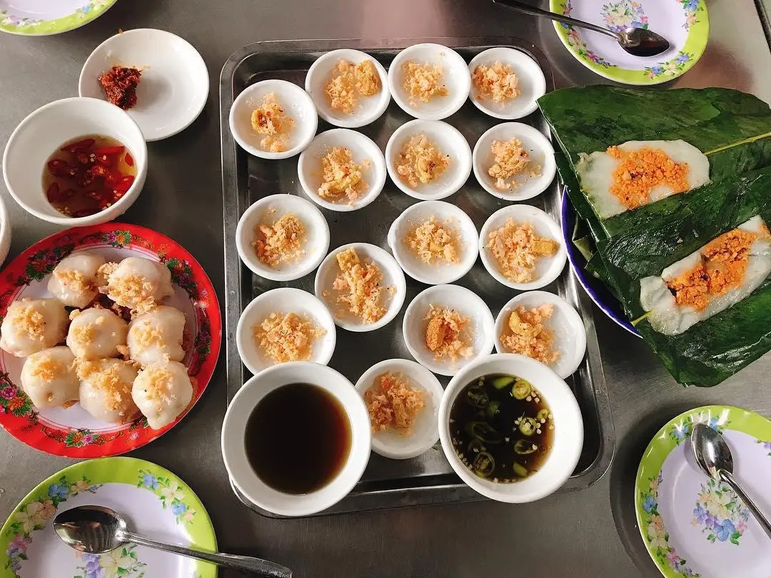 Thưởng thức đặc sắc ẩm thực truyền thống Huế tại quán bánh Mụ Đỏ