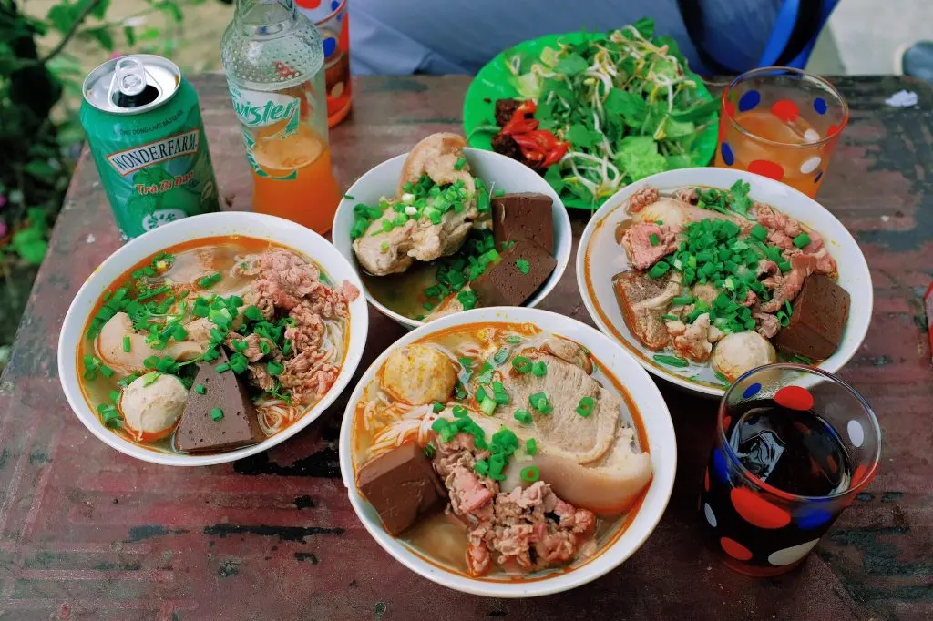 Vì sao bạn không nên bỏ qua quán bún huế Nguyễn Du?