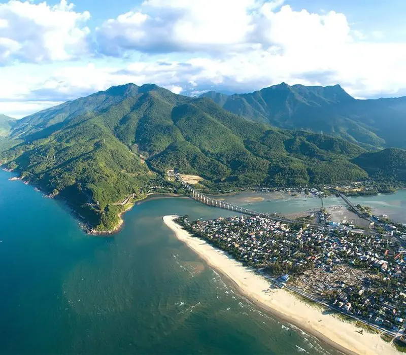 Bãi biển Lăng Cô một bức tranh thuần khiết của xứ Huế