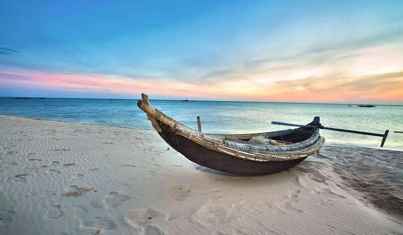 10 b&atilde;i biển Huế đẹp mang hơi thở xanh m&aacute;t trong l&agrave;nh 2