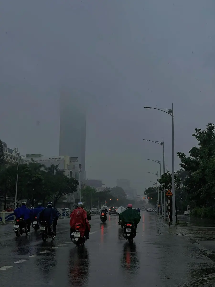 C&oacute; một Huế ng&agrave;y mưa đẹp đến xao xuyến nỗi l&ograve;ng 9