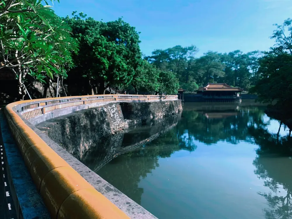 Đến Lăng Tự Đức Huế thưởng thức vẻ đẹp cổ k&iacute;nh v&agrave; hữu t&igrave;nh c&ugrave;ng Duy Nguy&ecirc;n 5