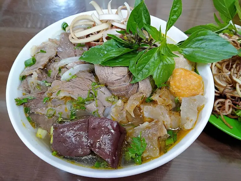 Khám phá Chợ Tây Lộc Huế: Điểm đến vui chơi, mua sắm và ăn uống 4