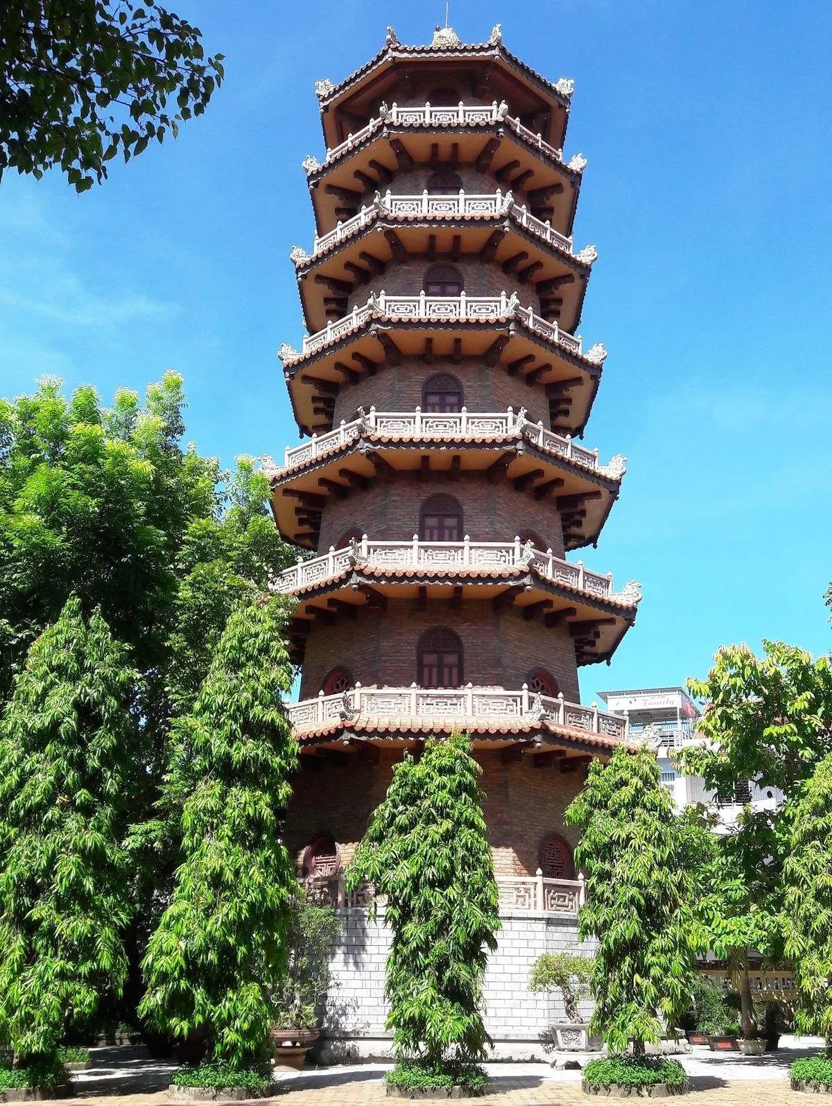 Review c&aacute;c ch&ugrave;a ở Huế m&agrave; bạn kh&ocirc;ng n&ecirc;n bỏ qua! 9
