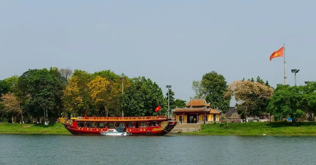 Rủ nhau đi du lịch Huế th&aacute;ng 4 nhưng Huế th&aacute;ng 4 c&oacute; g&igrave; bạn đ&atilde; biết chưa? 8