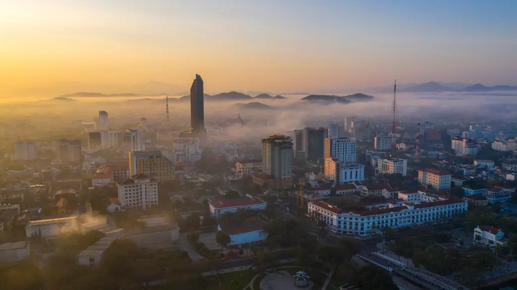 To&agrave;n cảnh l&agrave;n sương m&ugrave; s&aacute;ng sớm bao phủ cả th&agrave;nh phố Huế 2