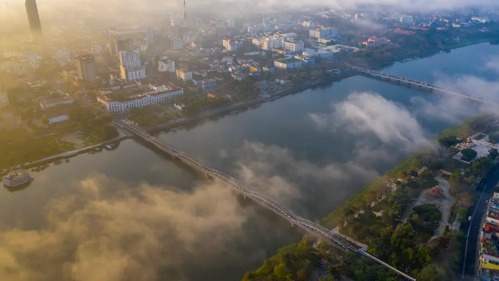 To&agrave;n cảnh l&agrave;n sương m&ugrave; s&aacute;ng sớm bao phủ cả th&agrave;nh phố Huế 9