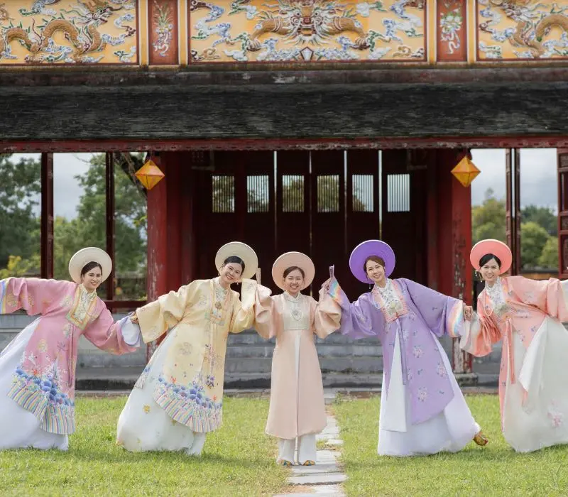 Đi Huế mặc gì cho giống nàng thơ giữa đất cố đô?
