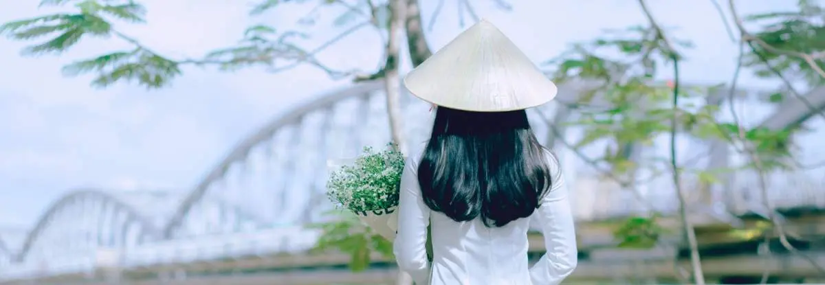 Một sớm bên Cầu Trường Tiền, nét đẹp thơ mộng biểu trưng của chốn Thiền Kinh