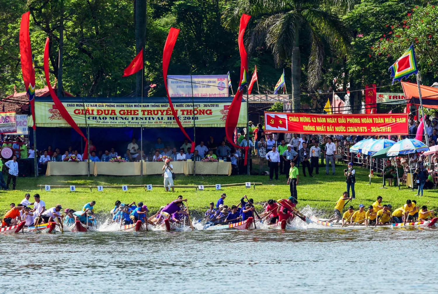 Hội đua ghe truyền thống - Tưng bừng tham gia lễ hội độc đ&aacute;o tại Cố đ&ocirc; Huế 3