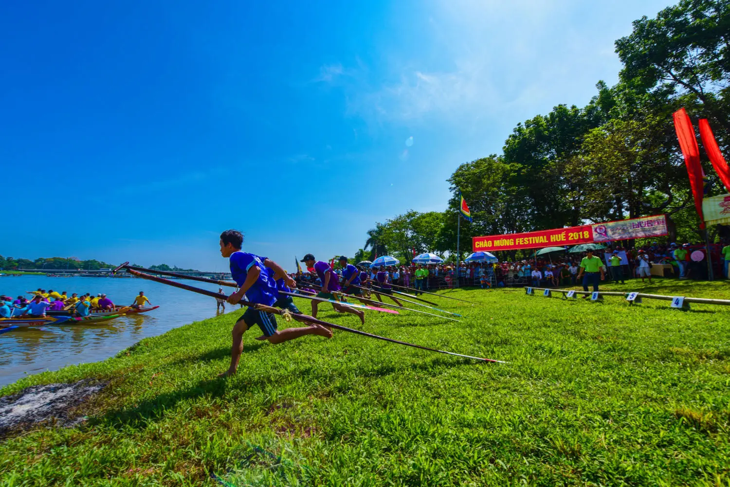 Hội đua ghe truyền thống - Tưng bừng tham gia lễ hội độc đ&aacute;o tại Cố đ&ocirc; Huế 2