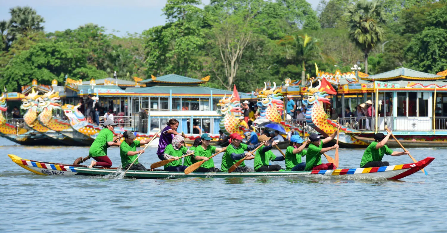 Hội đua ghe truyền thống - Tưng bừng tham gia lễ hội độc đ&aacute;o tại Cố đ&ocirc; Huế 8