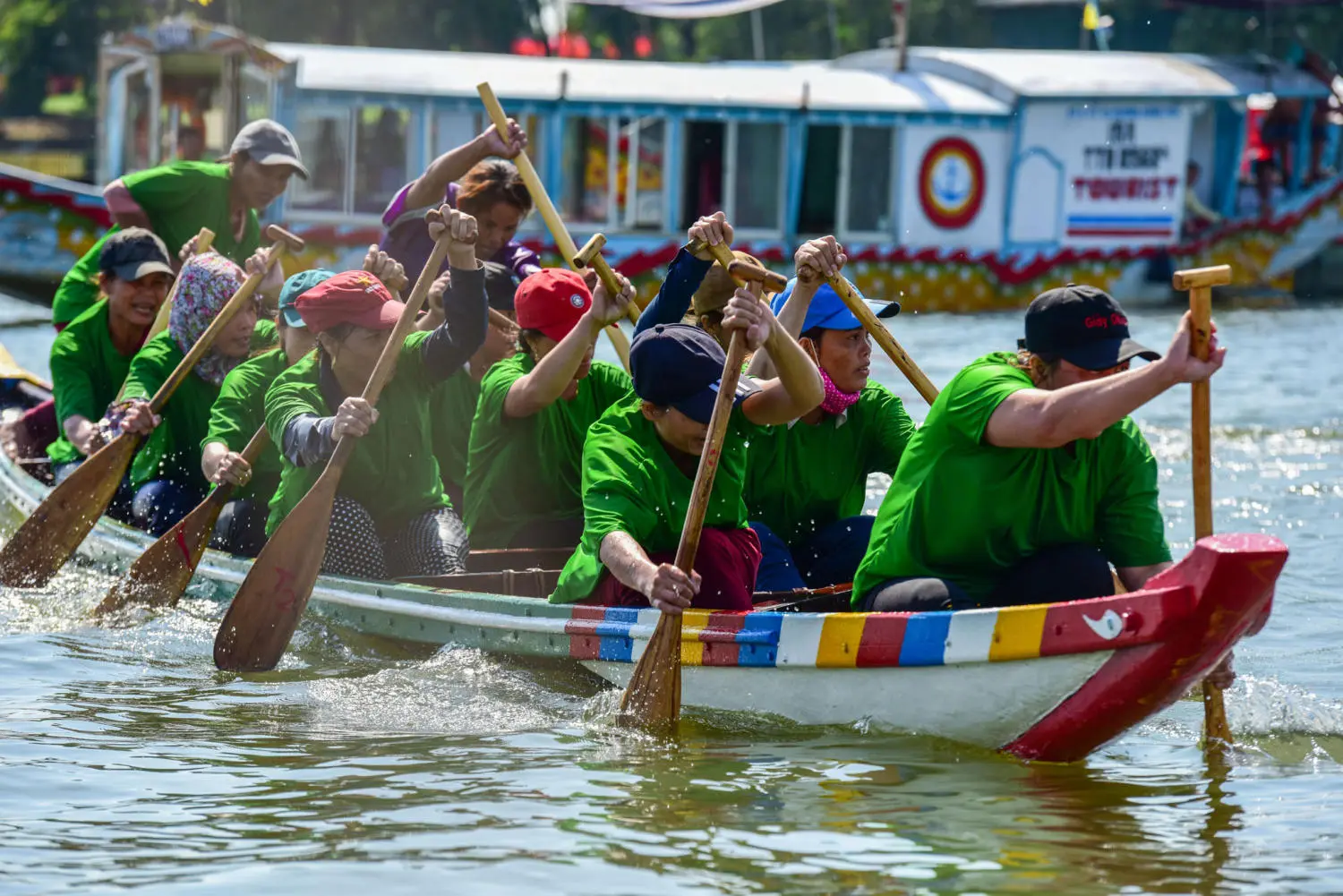 Hội đua ghe truyền thống - Tưng bừng tham gia lễ hội độc đ&aacute;o tại Cố đ&ocirc; Huế 7