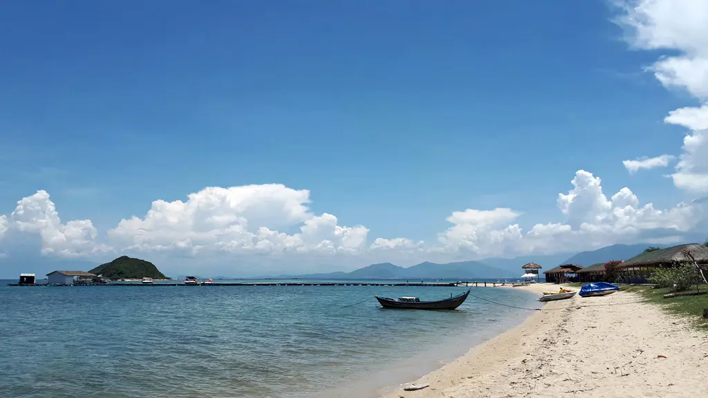 Đảo Điệp Sơn với con đường ẩn hiện độc đ&aacute;o nhất Việt Nam 5