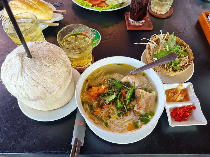 Kh&aacute;m ph&aacute; Sophia Cafe v&agrave; kh&ocirc;ng gian sang trọng, cổ điển 7
