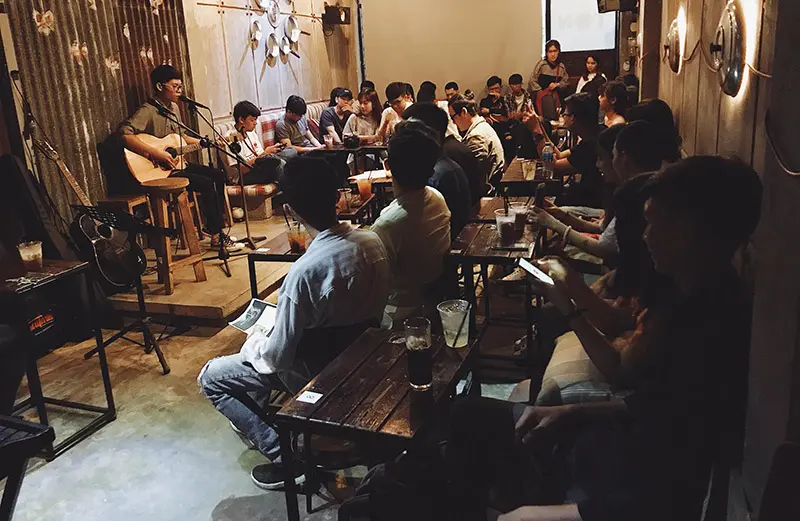 Long Chau Coffee Cake v&agrave; những đ&ecirc;m nhạc acoustic du dương 8
