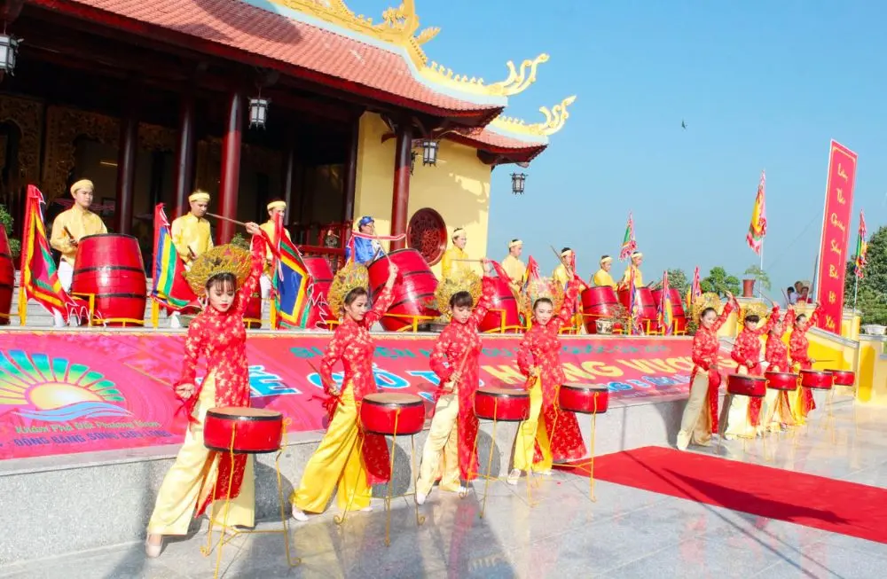 Lễ hội Giỗ Tổ Hùng Vương thu hút đông đảo tín đồ du lịch