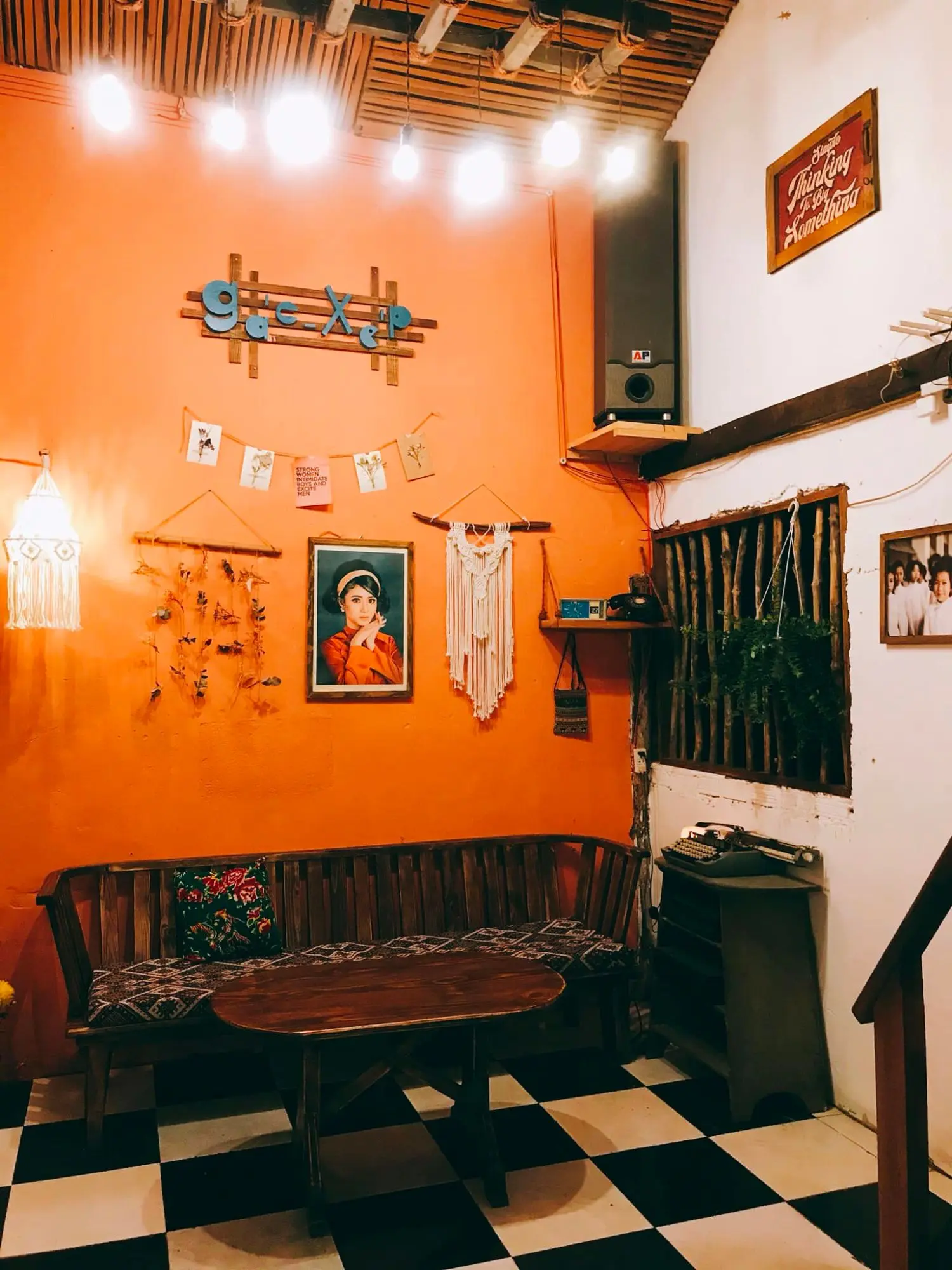 C&oacute; Tiệm C&agrave; ph&ecirc; G&aacute;c X&eacute;p cổ điển gh&eacute; lần đầu đ&atilde; khiến bạn y&ecirc;u ngay 5