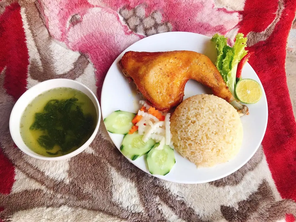 Dừng ch&acirc;n qu&aacute;n Cơm g&agrave; 501 Ure Kon Tum ngon nức tiếng 3