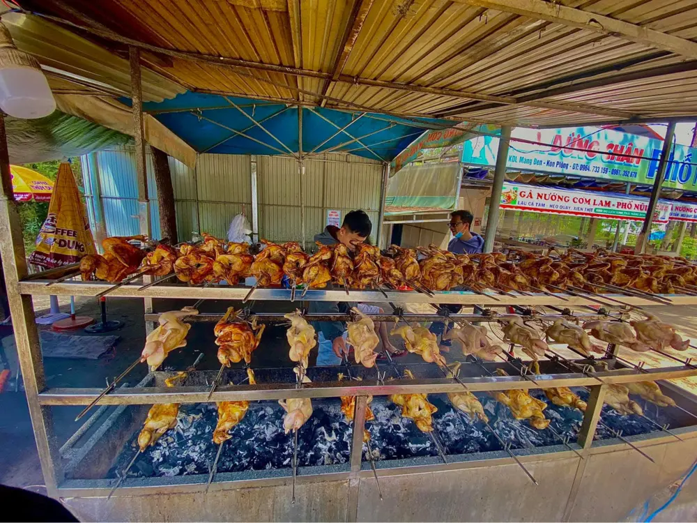 G&agrave; nướng cơm lam Phố N&uacute;i, qu&aacute;n ăn Măng đen nổi tiếng 3