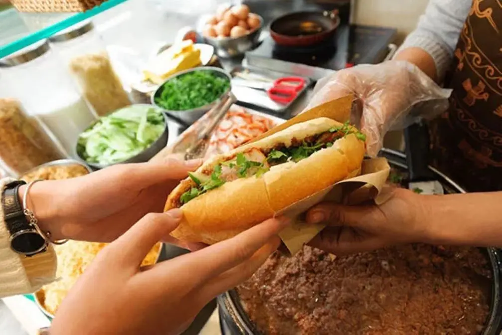 Kh&aacute;m ph&aacute; b&aacute;nh m&igrave; b&agrave; Mai nổi tiếng nhất tại Kon Tum 5