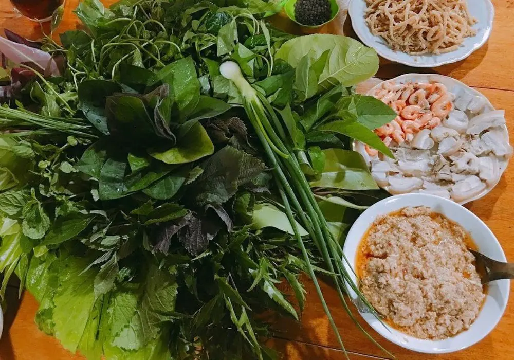 Kh&aacute;m ph&aacute; m&oacute;n Gỏi l&aacute; Kon Tum cực độc đ&aacute;o của người d&acirc;n địa phương 5