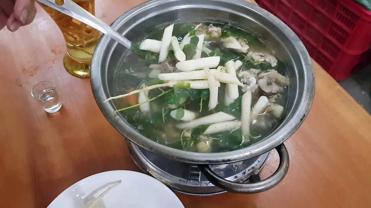 Lẩu g&agrave; l&aacute; s&acirc;m, m&oacute;n ngon dinh dưỡng từ thi&ecirc;n nhi&ecirc;n 3