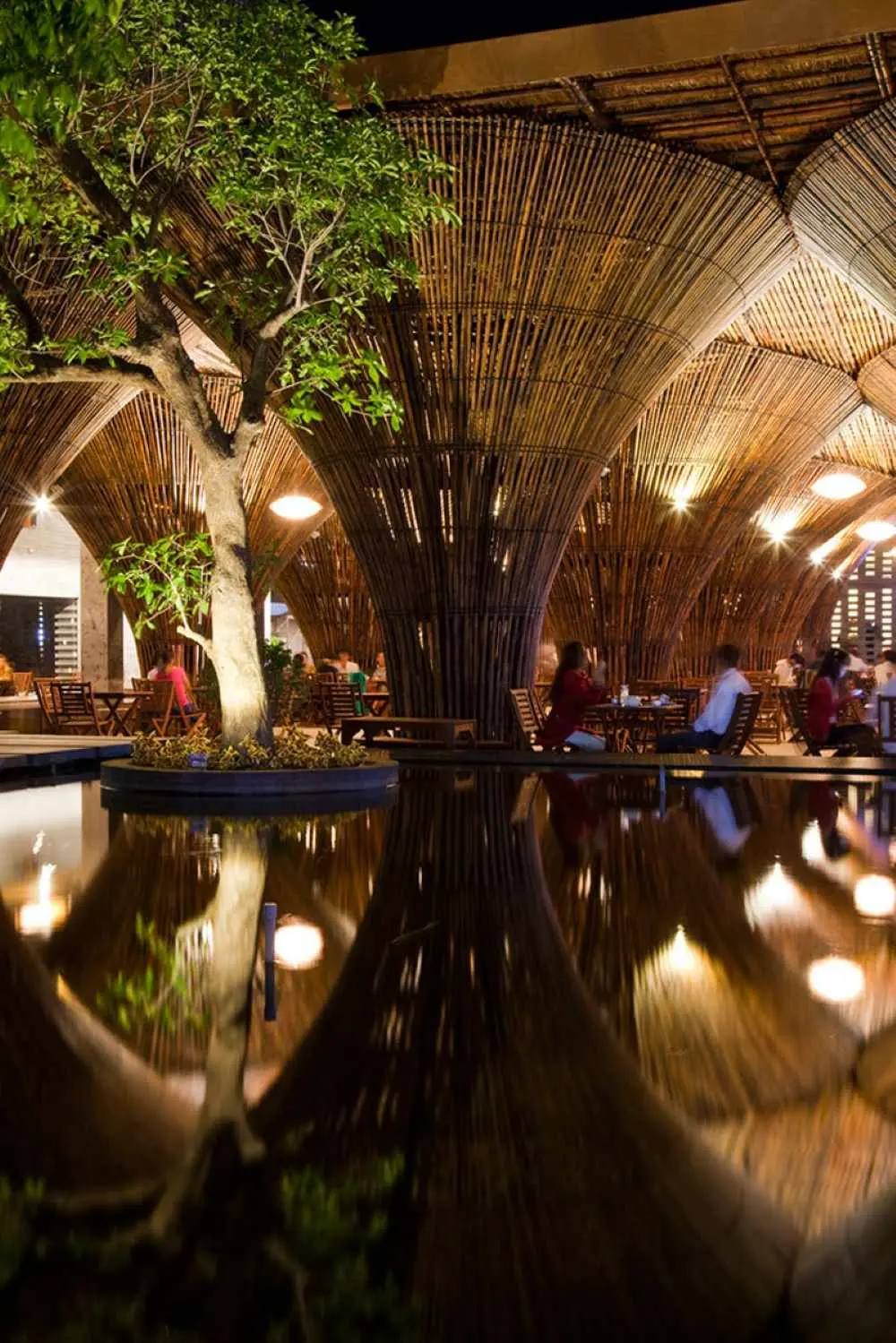 Qu&aacute;n cafe Indochine mang kiến tr&uacute;c độc đ&aacute;o cấu tạo từ tre 3
