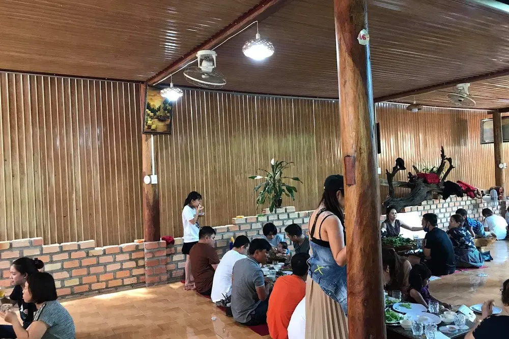 Qu&aacute;n Gỏi L&aacute; Yến Vy trứ danh tại Kon Tum 6