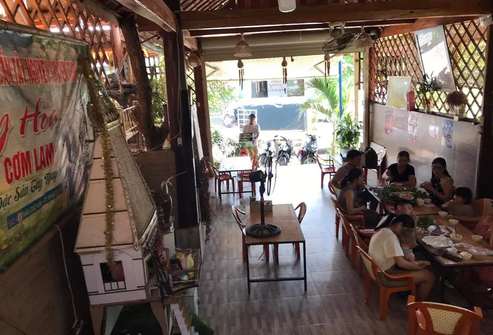 Qu&aacute;n Gỏi L&aacute; Yến Vy trứ danh tại Kon Tum 7