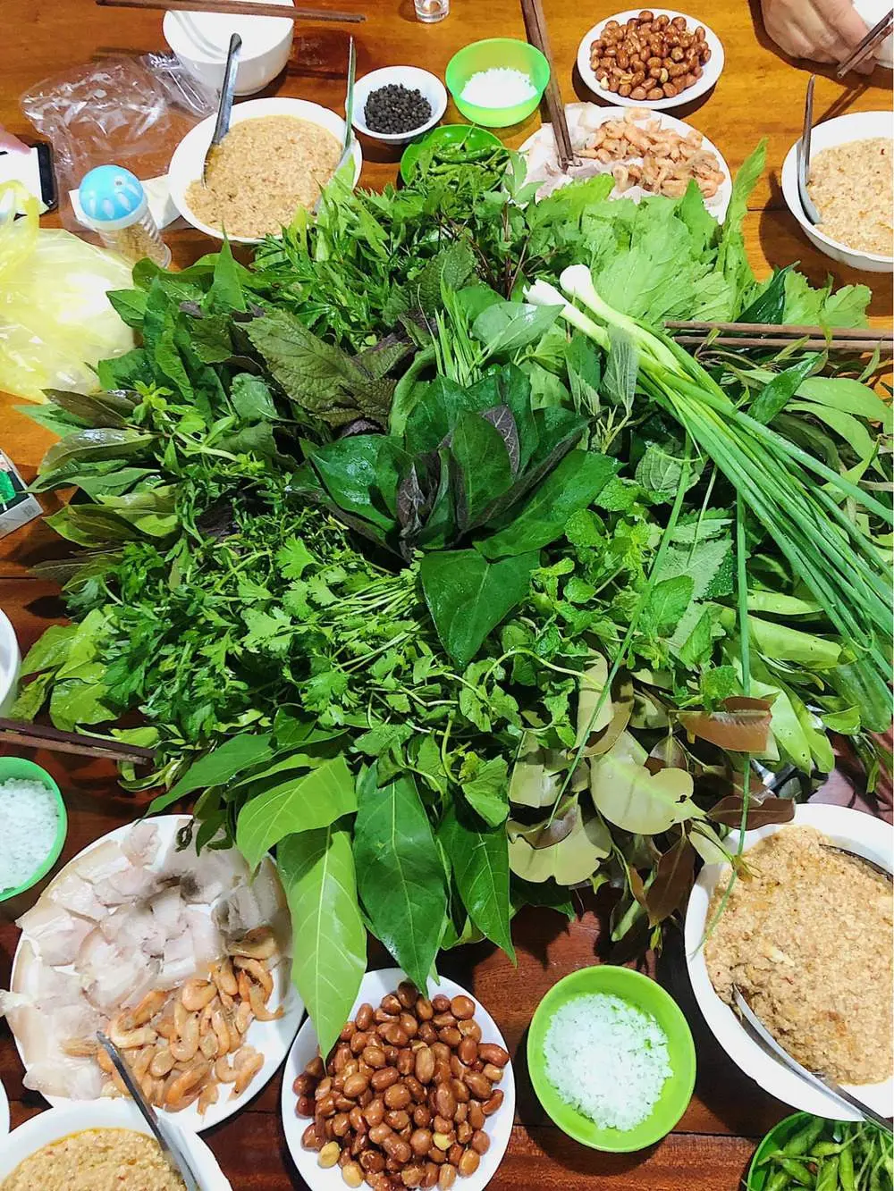 Qu&aacute;n &Uacute;t Cưng, gỏi l&aacute; độc đ&aacute;o Kon Tum 2