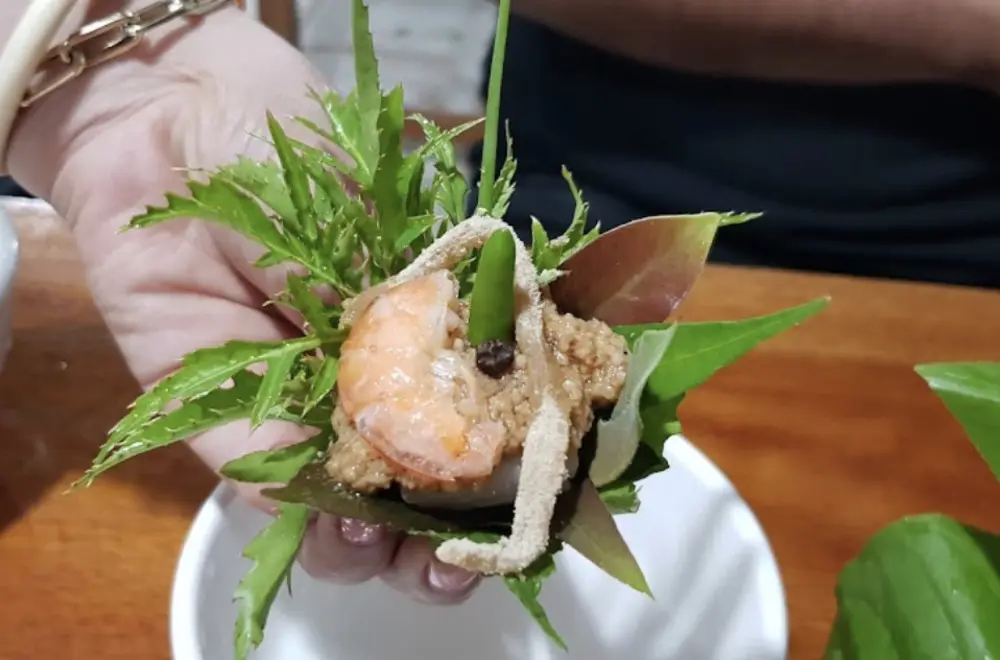 Qu&aacute;n &Uacute;t Cưng, gỏi l&aacute; độc đ&aacute;o Kon Tum 4