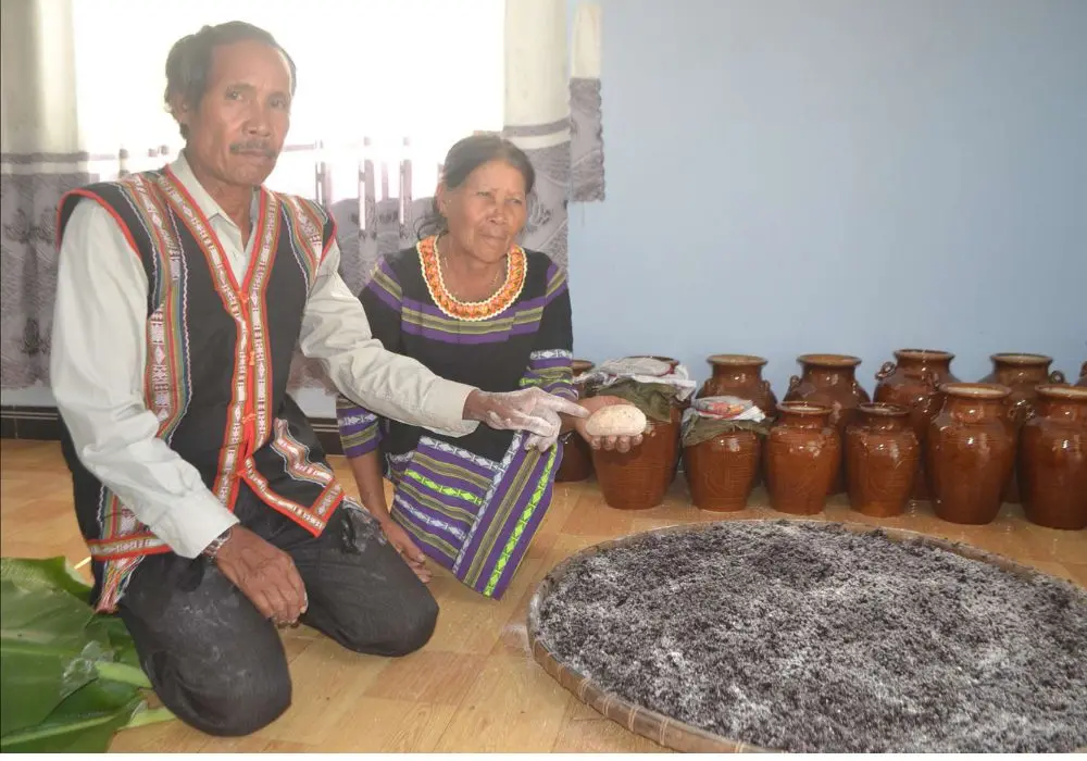 Thử uống rượu gh&egrave; Kon Tum cực ngon của v&ugrave;ng đất cao nguy&ecirc;n 5