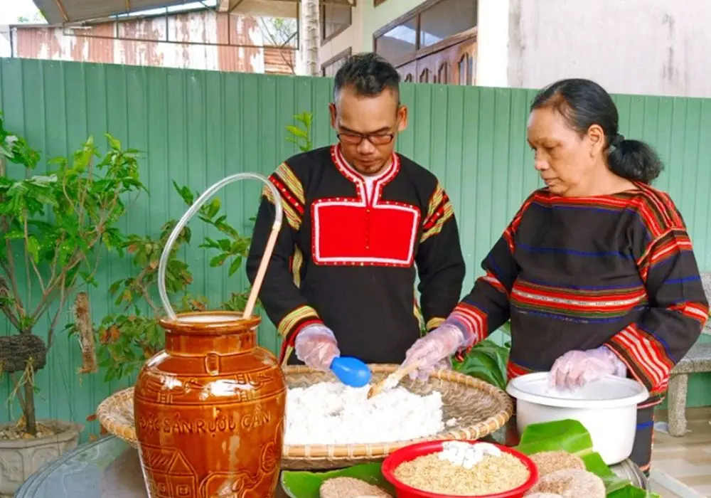 Thử uống rượu gh&egrave; Kon Tum cực ngon của v&ugrave;ng đất cao nguy&ecirc;n 6