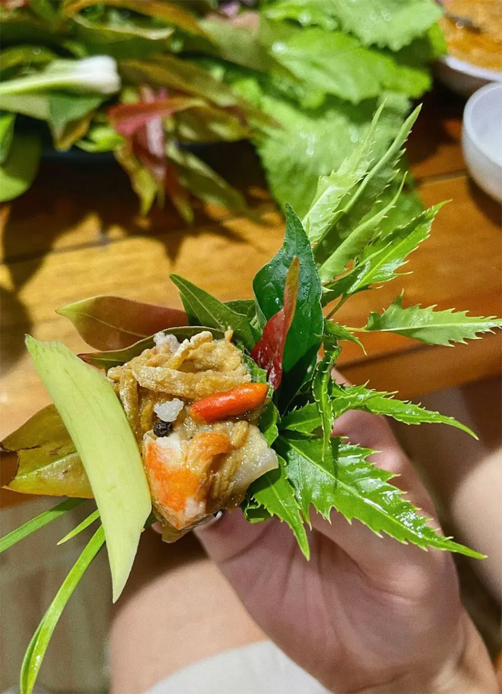 Bỏ t&uacute;i chiếc review Gỏi l&aacute; Kon Tum c&ugrave;ng food vlogger Ninh Tito 3