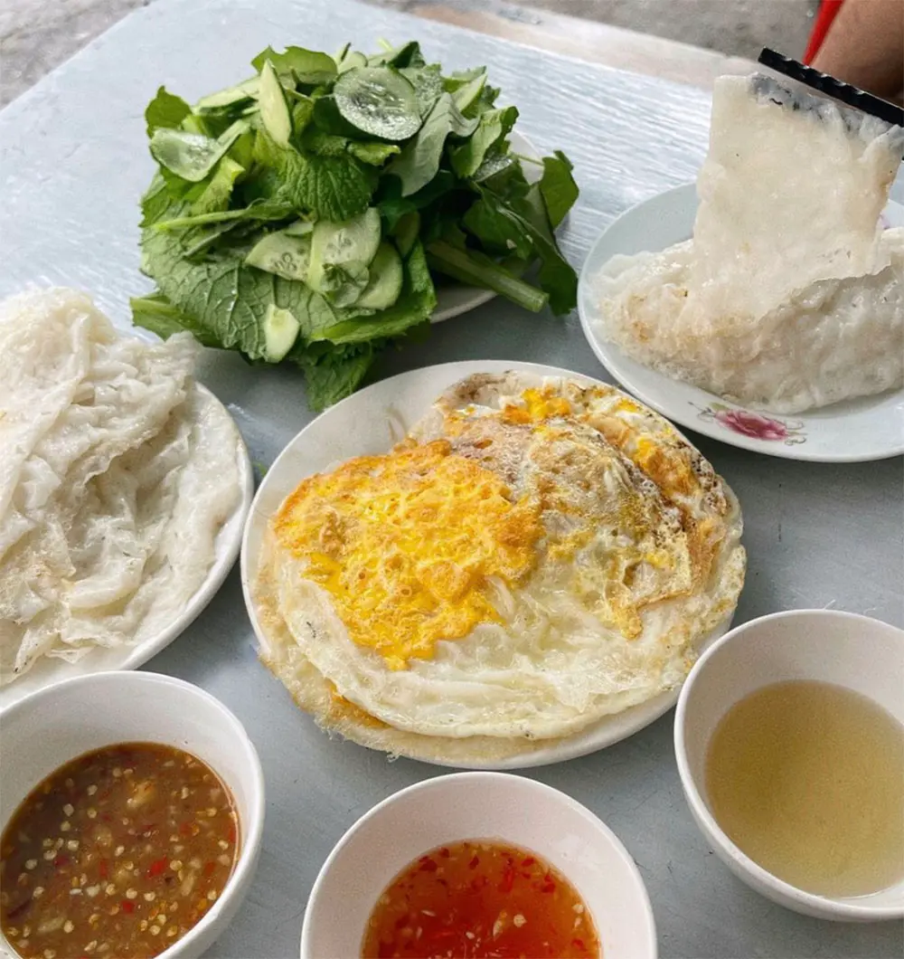 C&ugrave;ng Ninh Tito review Kon Tum với qu&aacute;n B&aacute;nh X&egrave;o Vỏ nức tiếng gần xa 3