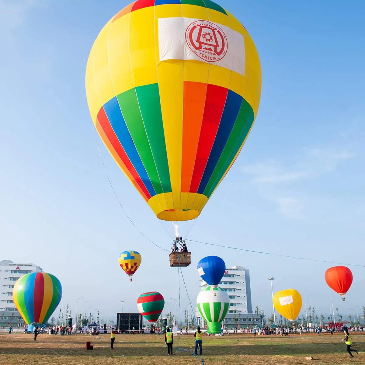 Kh&aacute;m ph&aacute; lễ hội khinh kh&iacute; cầu Kon Tum lần đầu ti&ecirc;n được tổ chức 2