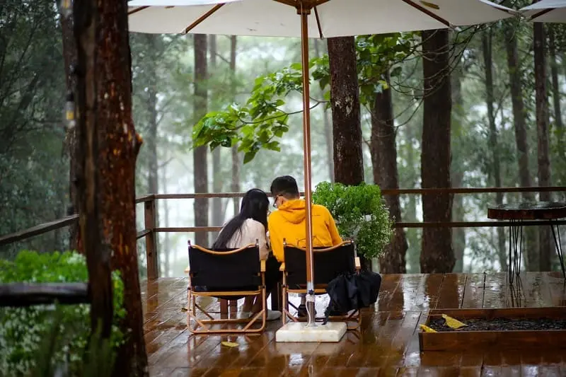 Tiệm c&agrave; ph&ecirc; b&ecirc;n rừng, điểm ngắm cảnh thanh b&igrave;nh giữa Măng Đen 5