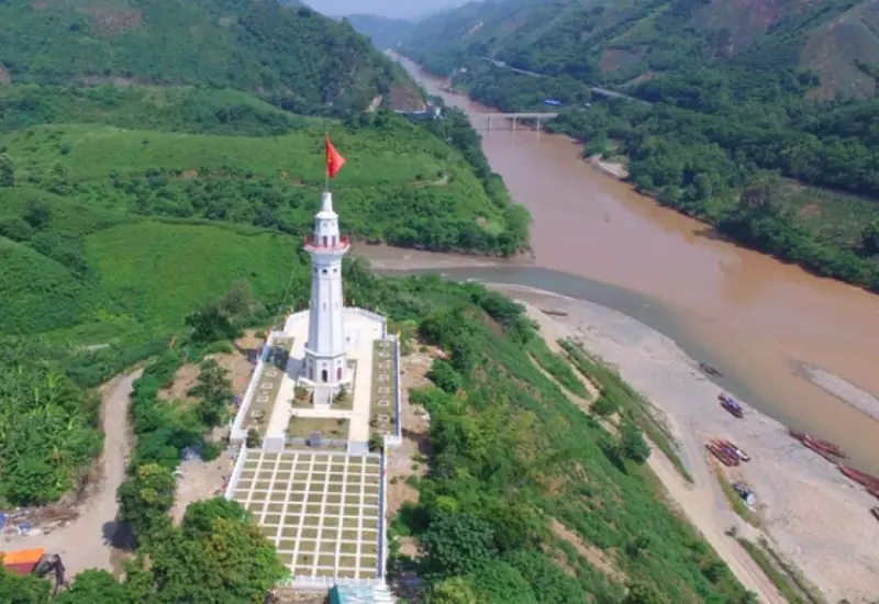 Cột cờ Lũng P&ocirc;, L&agrave;o Cai: Giao điểm giữa đất trời bi&ecirc;n giới tổ quốc 4