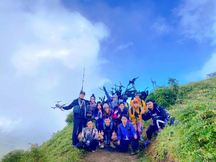 Trekking Lảo Thẩn săn biển m&acirc;y v&agrave; rừng hoa chi p&acirc;u đẹp tuyệt sắc 9