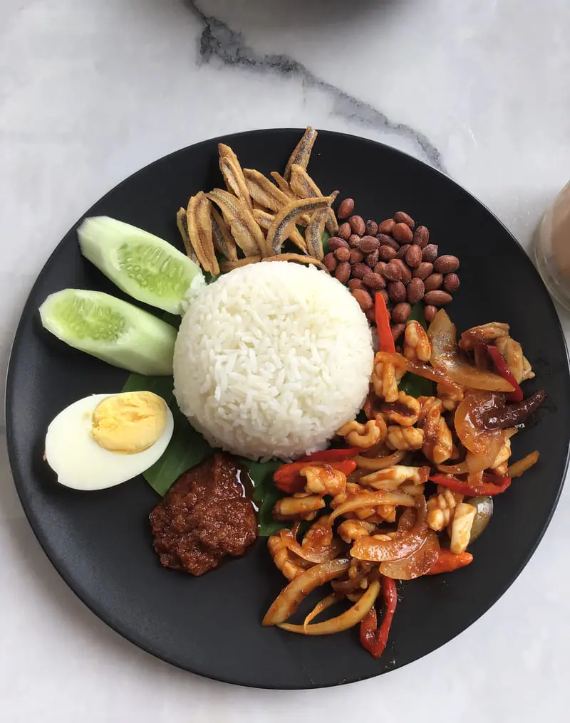 Kh&aacute;m ph&aacute; ẩm thực M&atilde; Lai qua m&oacute;n Nasi Lemak trứ danh 2